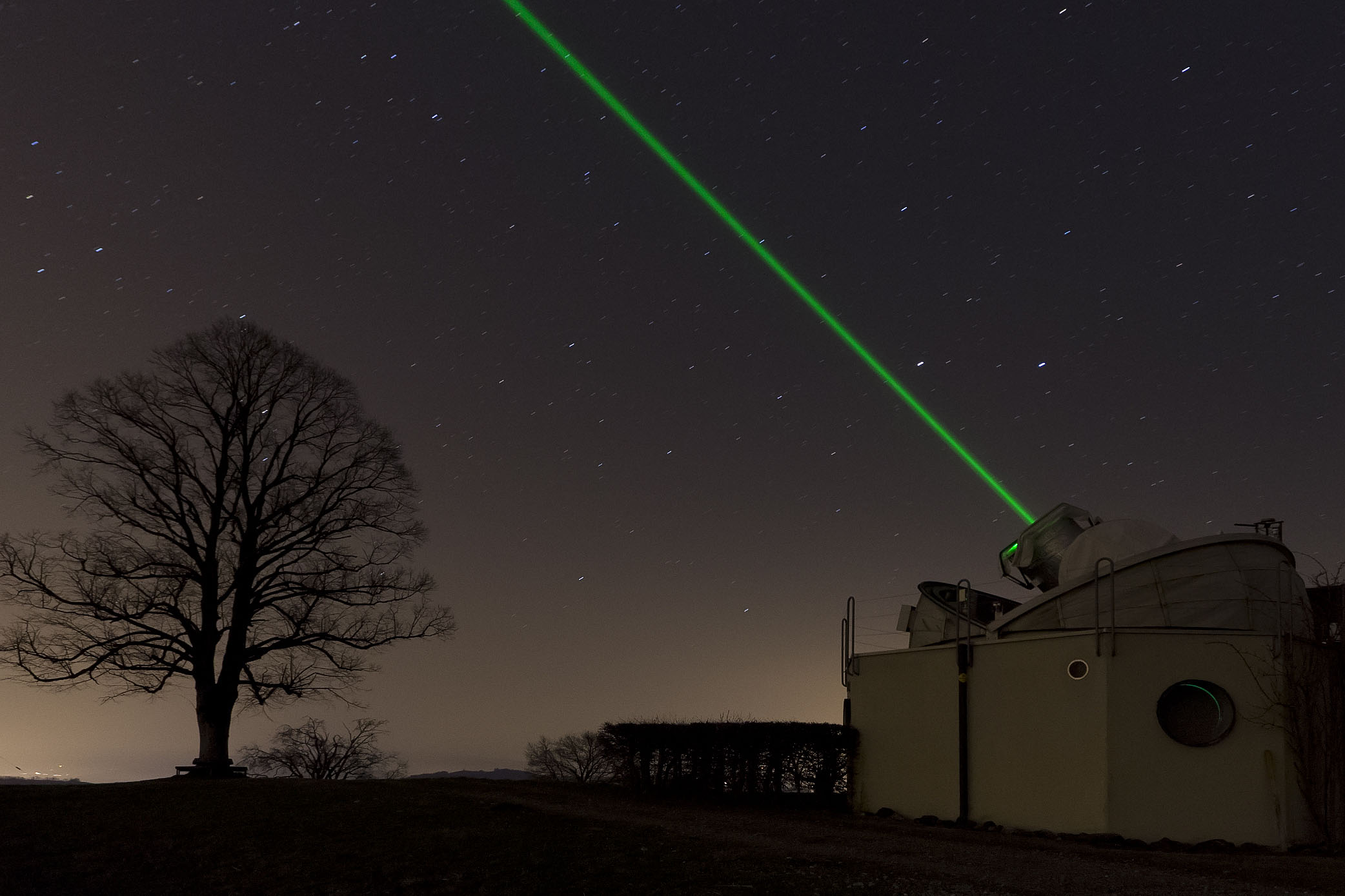 Das Laser-Teleskop auf dem Dach des Observatoriums Zimmerwald. | Bild: AIUB